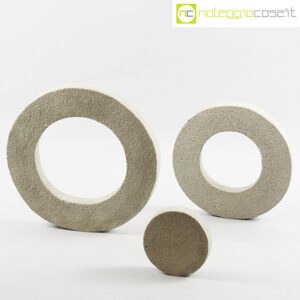 Anelli in cemento grezzo grigio