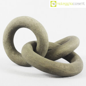 Anelli intersecati in cemento grigio