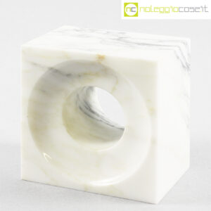 Blocco in marmo bianco con foro