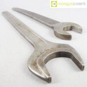 Chiavi inglesi enormi in acciaio