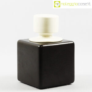 Contenitore nero con tappo bianco