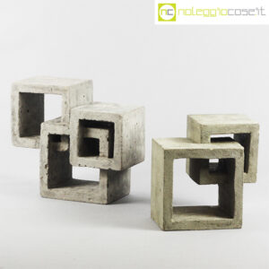 Cubi intersecati in cemento grezzo