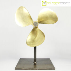 Elica navale antica con supporto