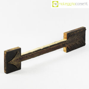 Freccia in legno carattere tipografico