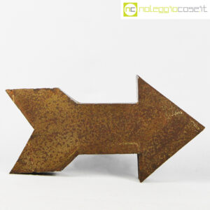 Freccia in metallo arrugginito