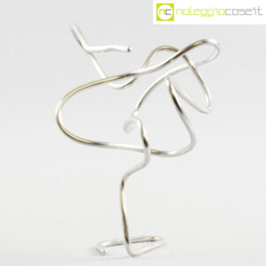 Groviglio di grosso filo metallico