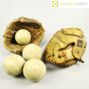 Guantoni e palle da baseball