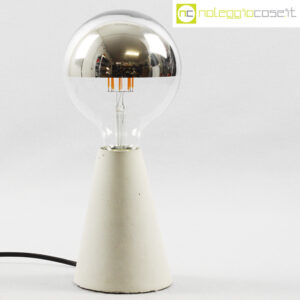 Lampada con base in cemento grigio