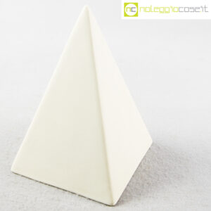Piramide in ceramica bianca
