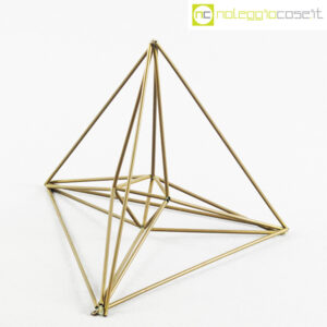 Piramide in tubi di ottone