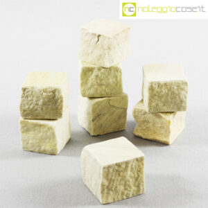 Quarzite gialla in cubetti irregolari