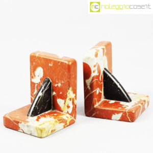 Reggilibri in marmo rosso e nero