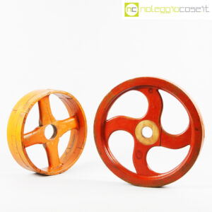 Ruote in legno rossa e arancione