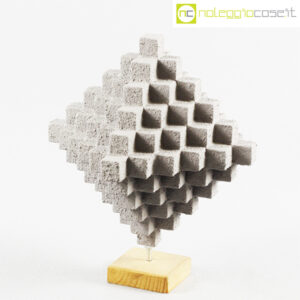 Scultura a gradoni intonacata su base