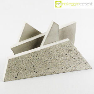 Scultura astratta in cemento a strati