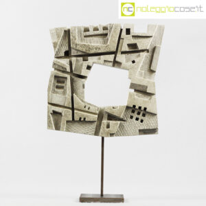 Scultura brutalista in cemento