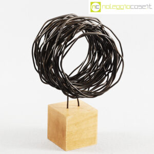 Scultura cilindro in filo di ferro