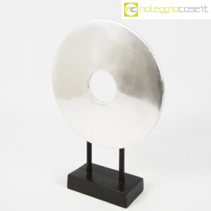 Scultura disco in metallo con base