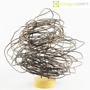 Scultura globo groviglio filo di ferro