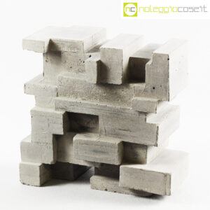 Scultura cemento forme sfalsate