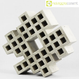 Scultura traforata in cemento grigio