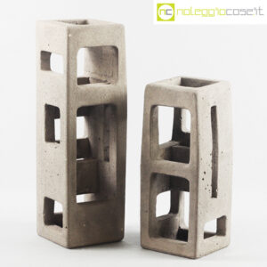 Sculture cave in cemento grigio