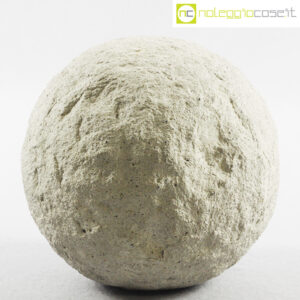 Sfera in cemento grigio scalpellato