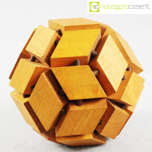 Sfera scomposta in legno