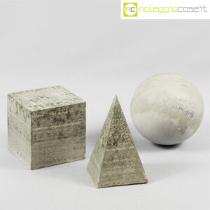 Solidi regolari in cemento grigio