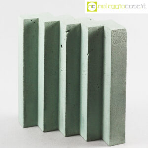 Struttura a zig-zag in cemento azzurro-verde