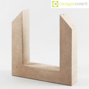 Struttura ad angolo in cemento rosa