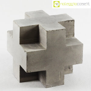 Struttura cubo croce in cemento grigio