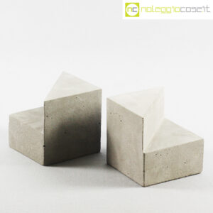 Strutture doppie in cemento grigio